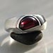HR Silber-Granat: Freie Ringform, kantig und doch schmiegsam, hergestellt im Sandguverfahren aus 925er Silber mit rotem Granat. Ma 60